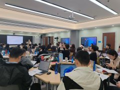 <b>她连系丰硕的高校教师培训经</b>